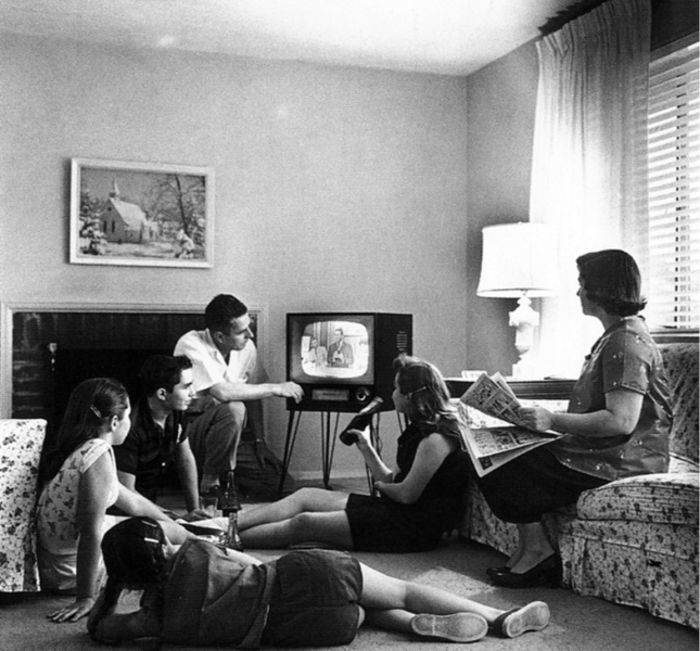 Plik:Family watching television 1958.jpg